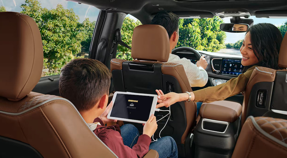 A family driving to a Chrysler dealer in a 2025 Chrysler Pacifica Pinnacle.