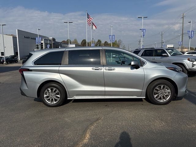 2025 Toyota Sienna LE 8 Passenger