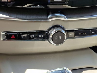 2023 Volvo XC60 B6 Ultimate Dark Theme