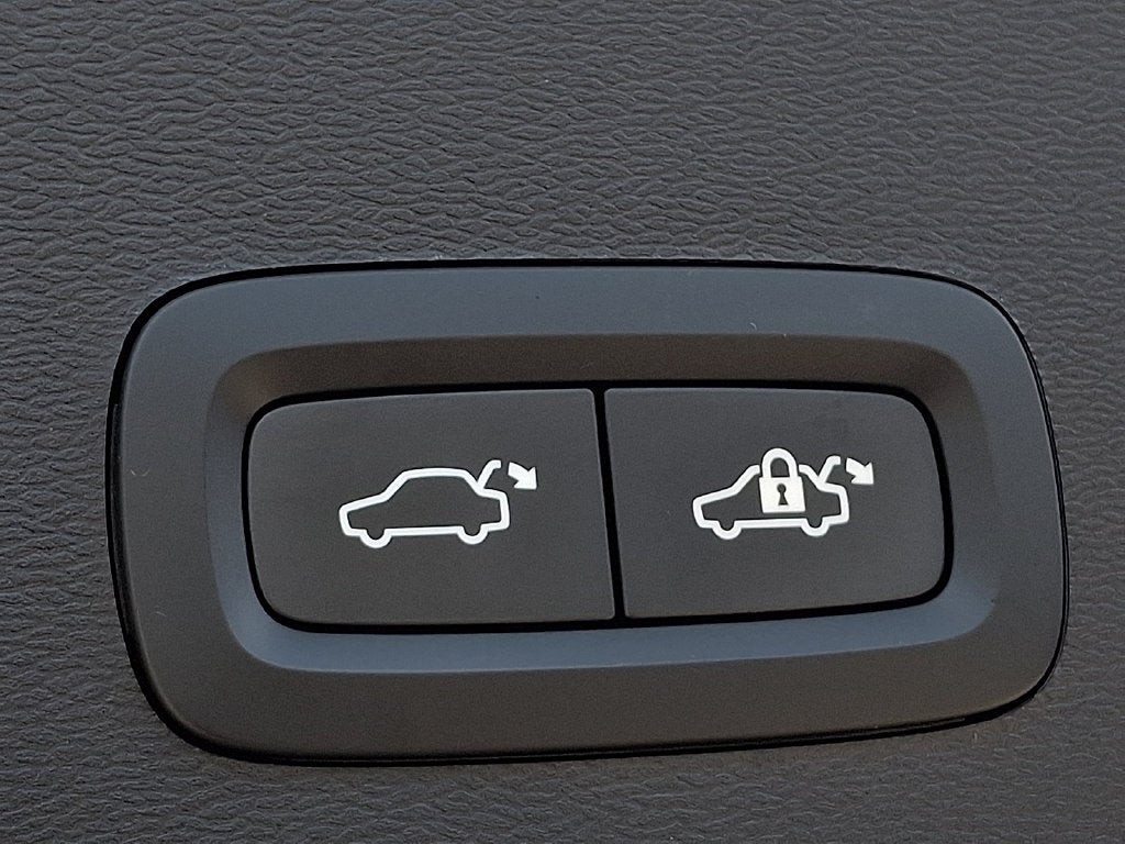 2024 Volvo XC40 B5 Plus Dark Theme