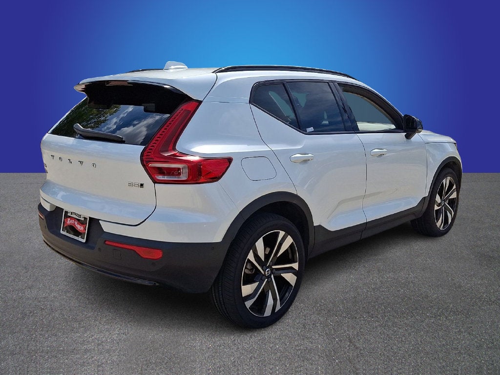 2024 Volvo XC40 B5 Plus Dark Theme