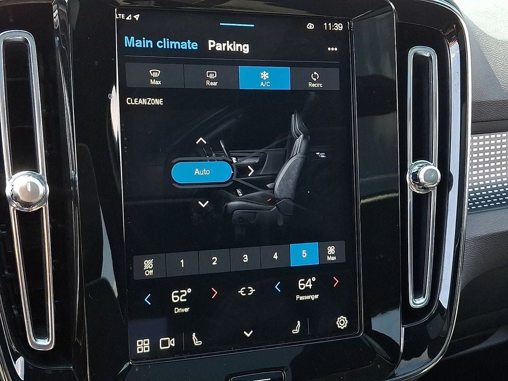 2024 Volvo XC40 B5 Plus Dark Theme