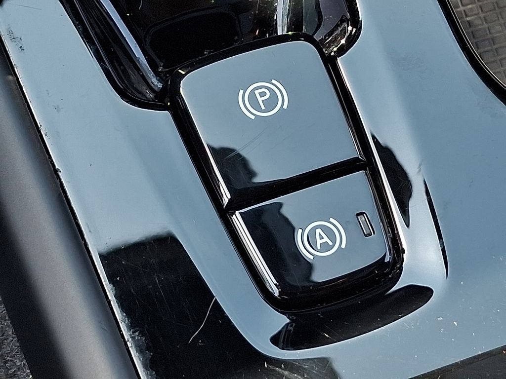 2024 Volvo XC40 B5 Plus Dark Theme