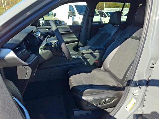 2027 Jeep Grand Cherokee GRAND CHEROKEE LAREDO X 4X4