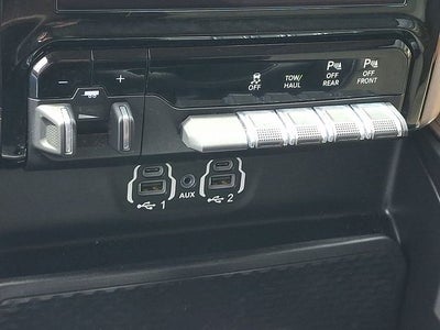 2020 RAM 1500 Laramie Crew Cab 4x4 5'7' Box