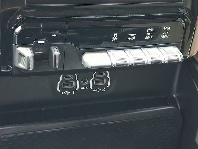 2020 RAM 1500 Laramie Crew Cab 4x4 5'7' Box